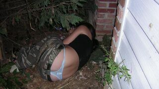 Pijana dziewczyna zasnęła gdzieś pod choinką i jakimś garażem!