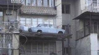 samochód na balkonie