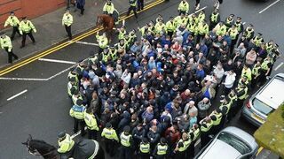Eskorta kibiców Glasgow Rangers na stadion Celticu