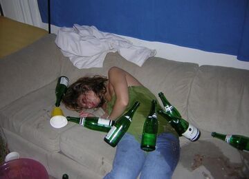 Wypiła za dużo procentów i puściła pawia!