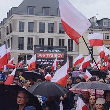 Podczas demonstracji PIS w Warszawie przeciwko imigracji, pojawił się baner wywieszony przez Konfederację