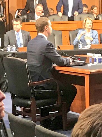 Mark Zuckerberg siedzi na... na przesłuchaniu