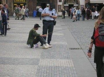 Łowi ryby w studzience deszczowej