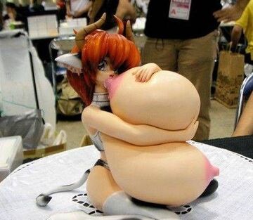 ściska swoje piersi