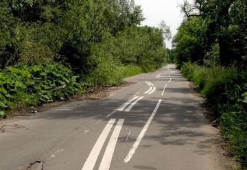 Proste pasy na drodze