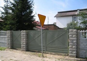 znak drogowy w nie odpowiednim miejscu