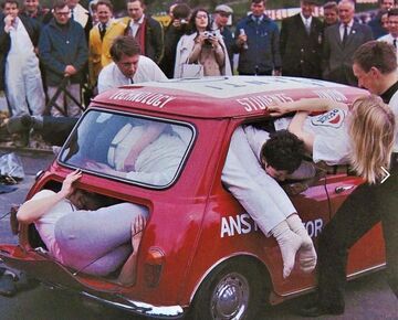 Ile ludzi wjedzie do Mini Cooper?