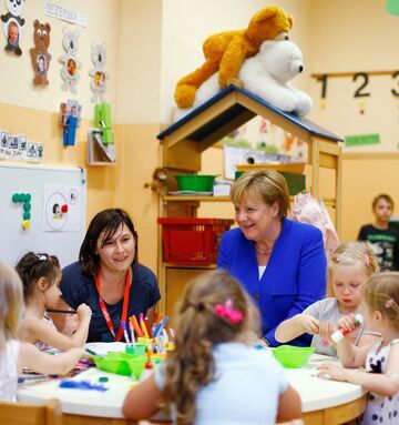 Angela Merkel rozmawia z dzieciakami w przedszkolu