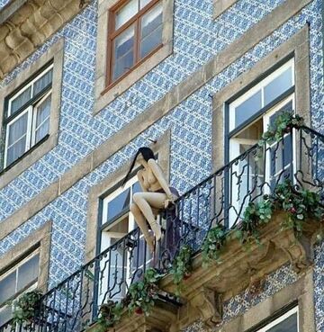 kobieta bez biustonosza na balkonie