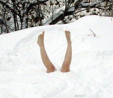 wbiła się w zaspę