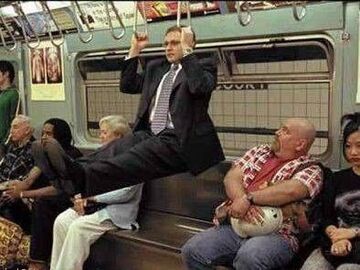 ćwiczy w metrze
