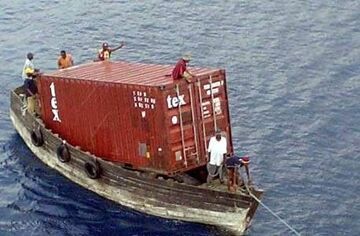 Uprowadzili kontener na barce