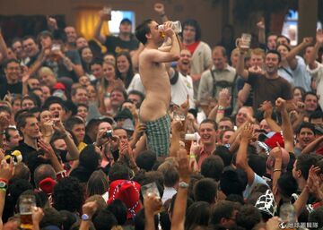 Ściągnęli mu gacie