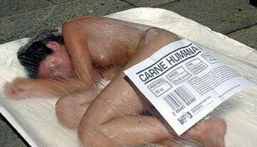 Zapakowali ją jak mięso w markecie