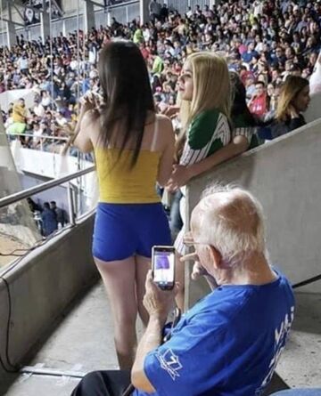 Dziadek robi zdjęcie na meczu