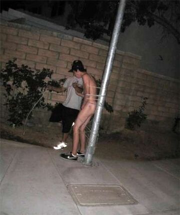 przywiązał go do lampy