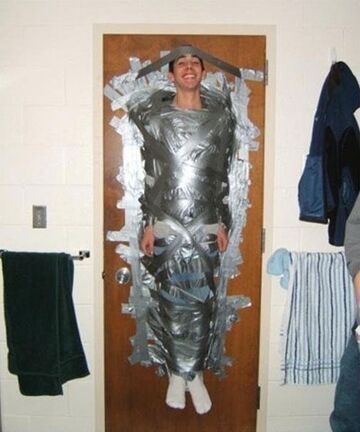 Przyklejony taśmą klejącą do drzwi