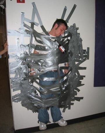 Przyklejony taśmą do ściany