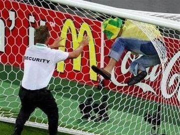 kibic wpada do bramki