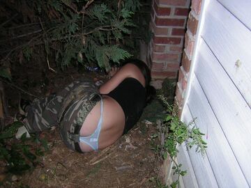 Pijana dziewczyna zasnęła gdzieś pod choinką i jakimś garażem!