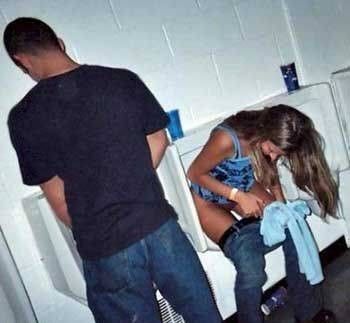 Dziewczyna załatwia się w pisuarze