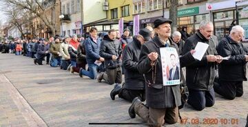 Modlitwa i klęczenie ze zdjęciem Andrzeja Dudy w centrum miasta?