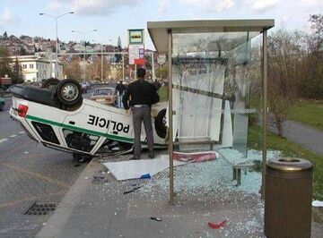 Dachowanie na przystanku