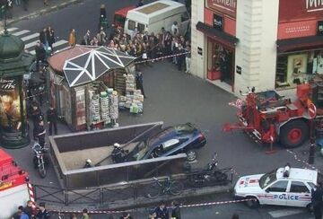 Wjechał samochodem do metra