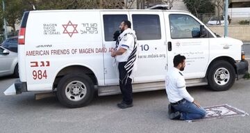 Żyd i Muzułmanin modlący się: Współpracują razem w Izraelu, aby przeciwdziałać pandemii