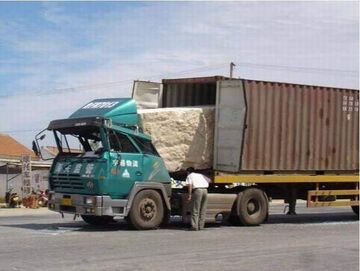 Ostre hamowanie tirem wiozącym kamień