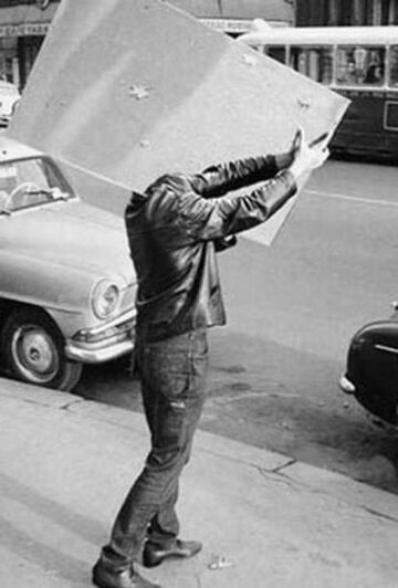 Facet na ulicy niesie lustro