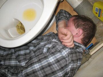 Kolejny spaw w kiblu