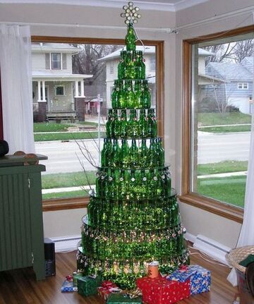 Piękna choinka z butelek alkoholu