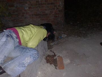 Dziewczyna wymiotuje