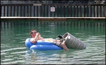 na materacu z beczką piwa