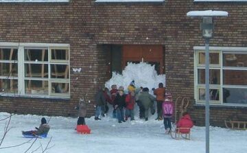zakleili wejście do szkoły w czasie ferii