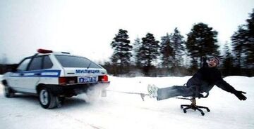 za samochodem na krześle