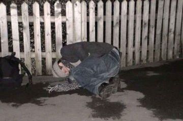 Student Jesienią porą pod płotem