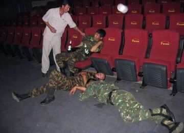 Żołnierze w kinie. Po seansie.