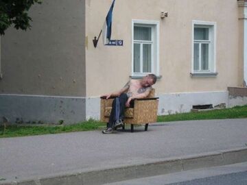 na fotelu przed domem