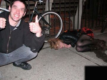 Sweet focia z dziewczyną na chodniku