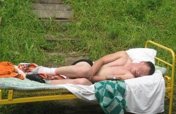 Wynieśli go razem z łóżkiem na dwór