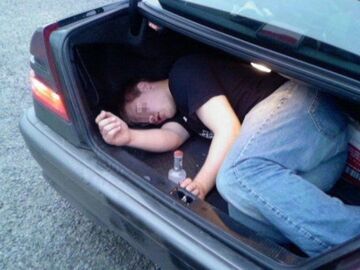 Zasnął w bagażniku