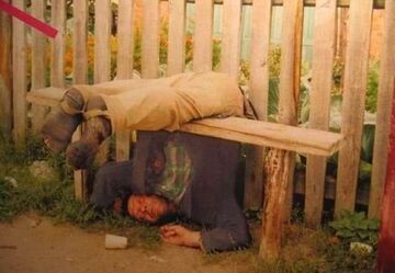 Wygibas na ławeczce pod płotem