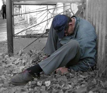 Najwygodniej pod płotem