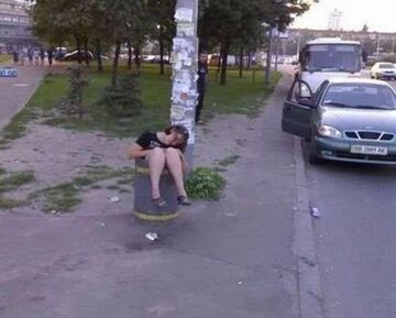 Utknęła w koszu na śmieci