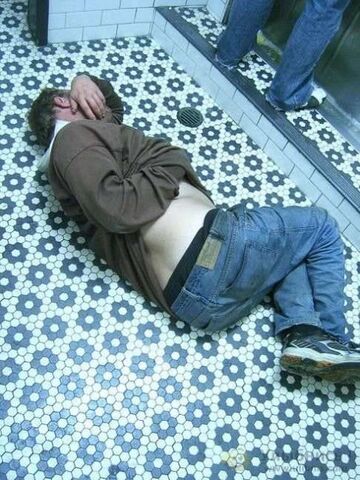 To już tradycja, śpi na podłodze w toalecie