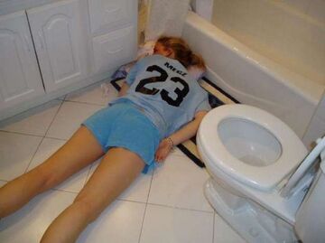 zasnęła w wc na podłodze
