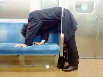 Drzemka na stojąco w metrze?