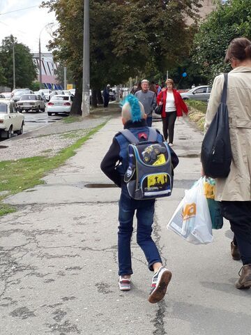 Młody punk w drodze do szkoły